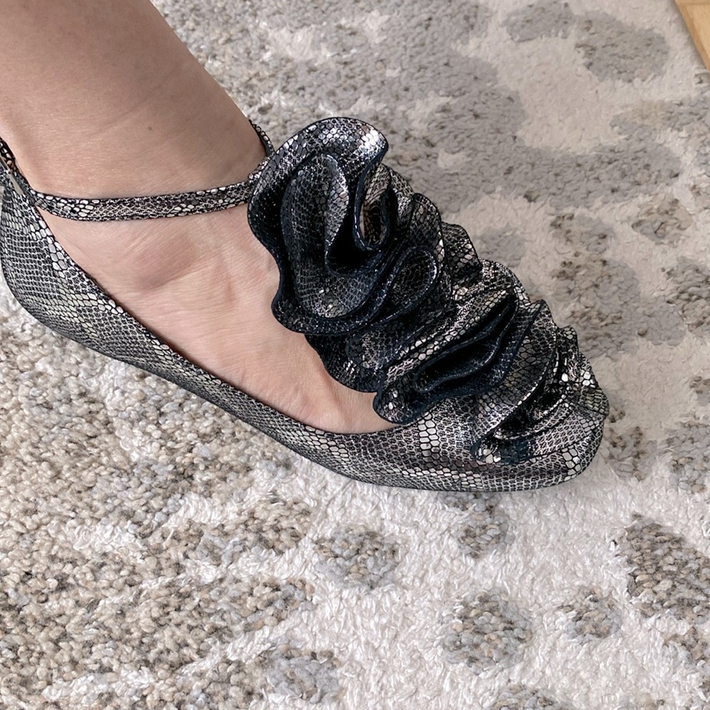 New with tag Leather ladies flats size 7.5